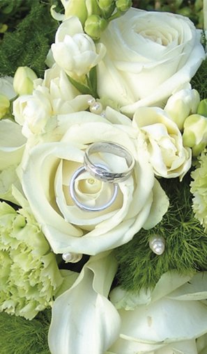 detail-bloemenboeket-met-ringen-op-witte-roos